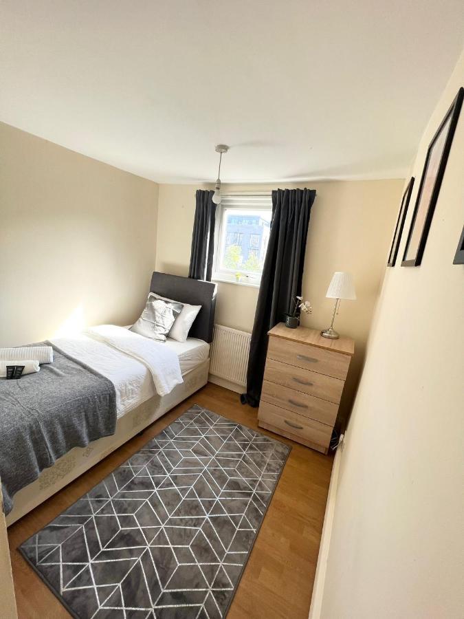 Amazing New House In London Hotel ภายนอก รูปภาพ