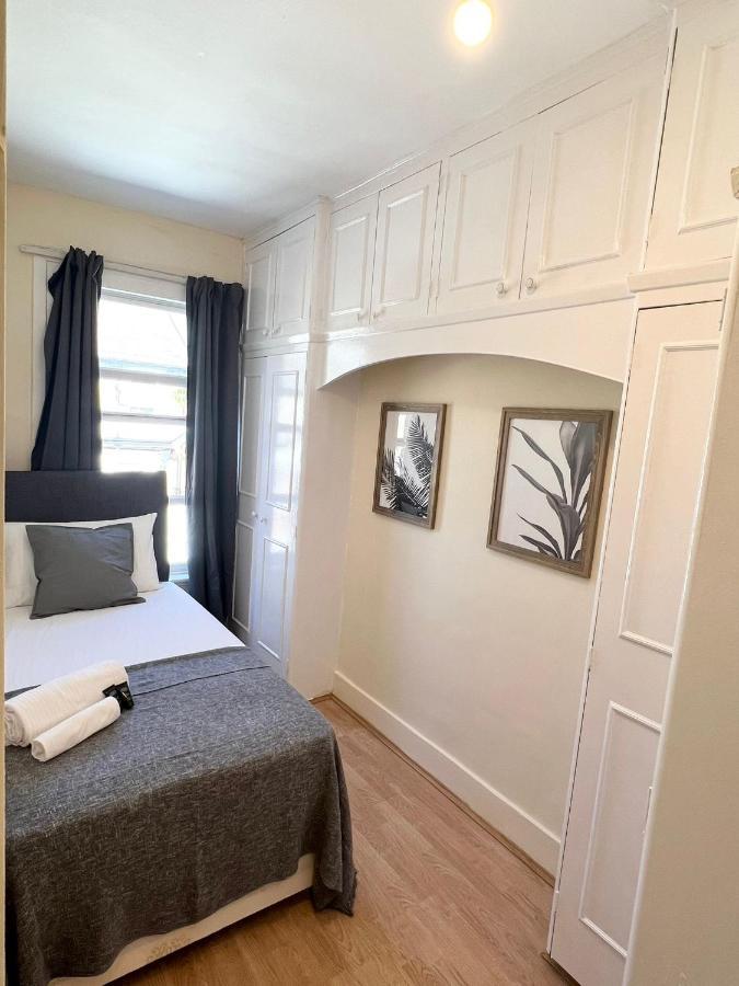 Amazing New House In London Hotel ภายนอก รูปภาพ