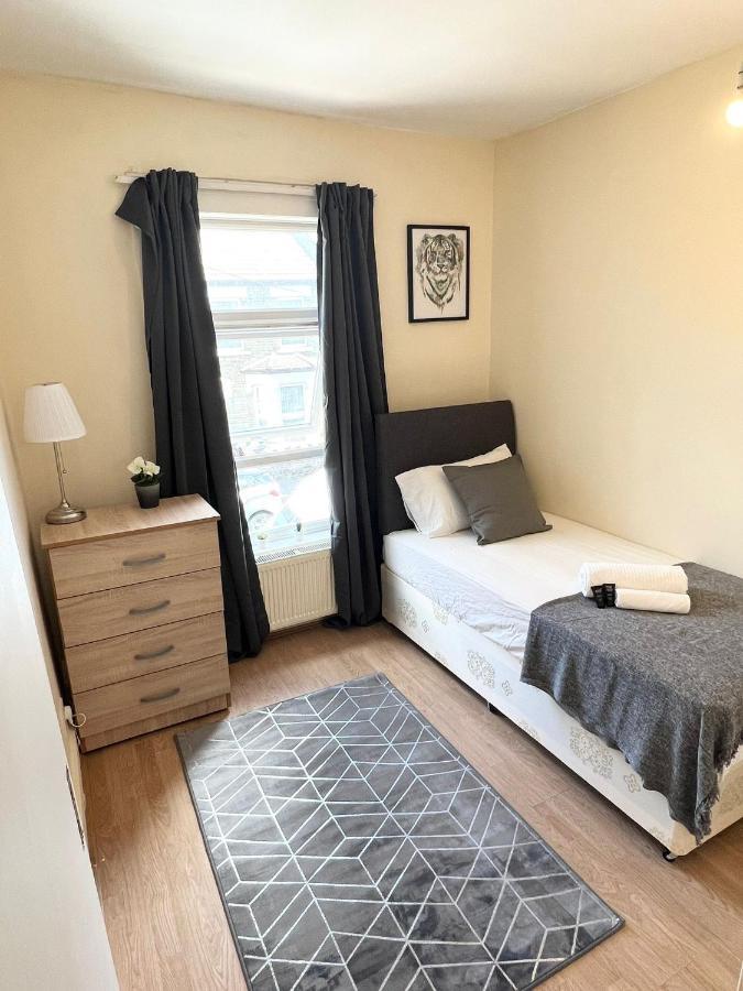 Amazing New House In London Hotel ภายนอก รูปภาพ