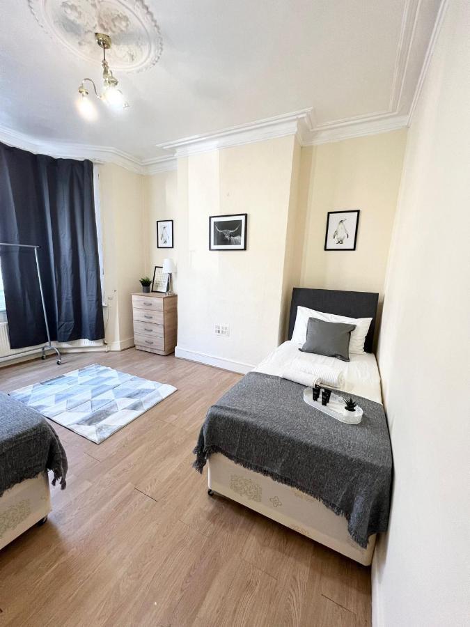 Amazing New House In London Hotel ภายนอก รูปภาพ