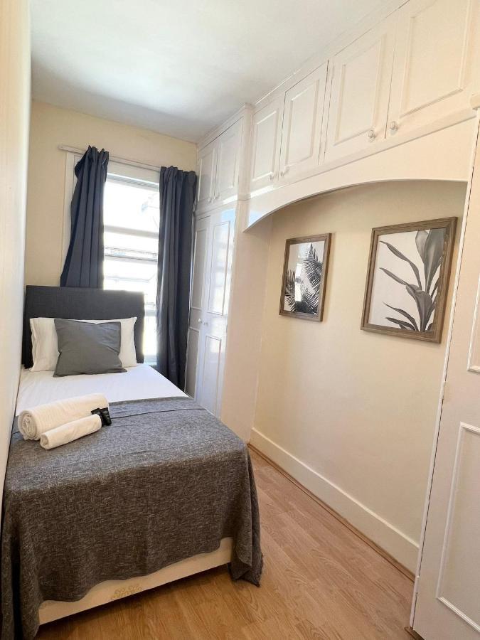 Amazing New House In London Hotel ภายนอก รูปภาพ