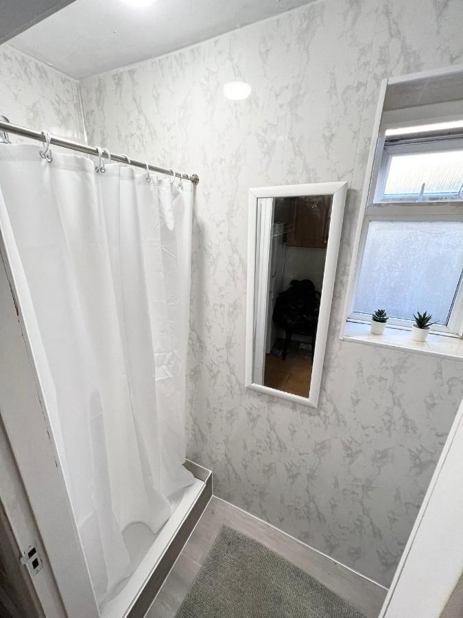 Amazing New House In London Hotel ภายนอก รูปภาพ