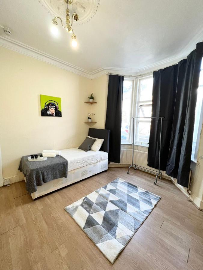 Amazing New House In London Hotel ภายนอก รูปภาพ